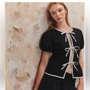 Motel Ryota Tie Front Blouse In Black With White Binding

$59.00 NWT